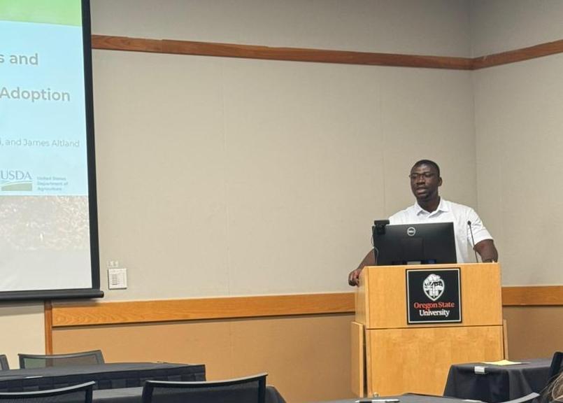 Dennis presenting on soilless substrate adoption research at IASNR 2026